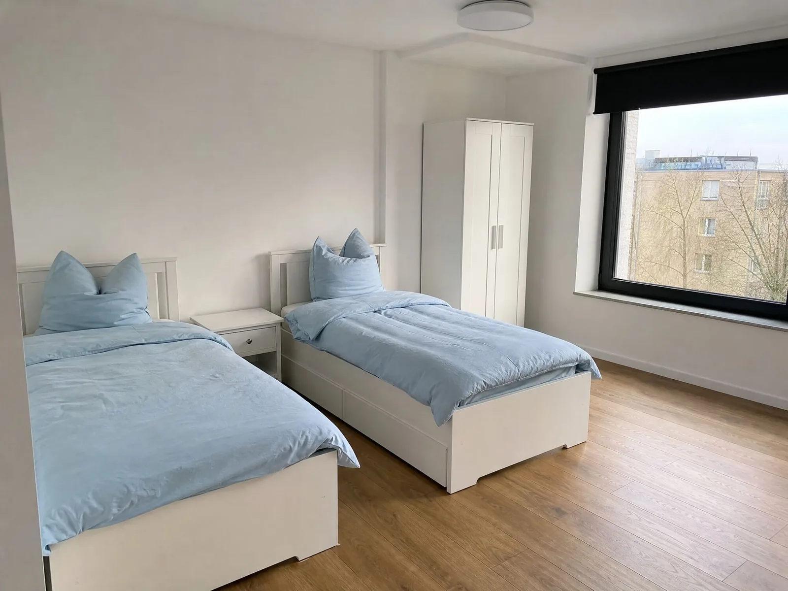 Helles Zweibettzimmer mit zwei Einzelbetten