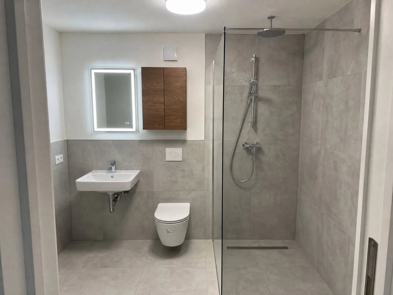 Duschbad mit bodengleicher Dusche und Spiegelschrank