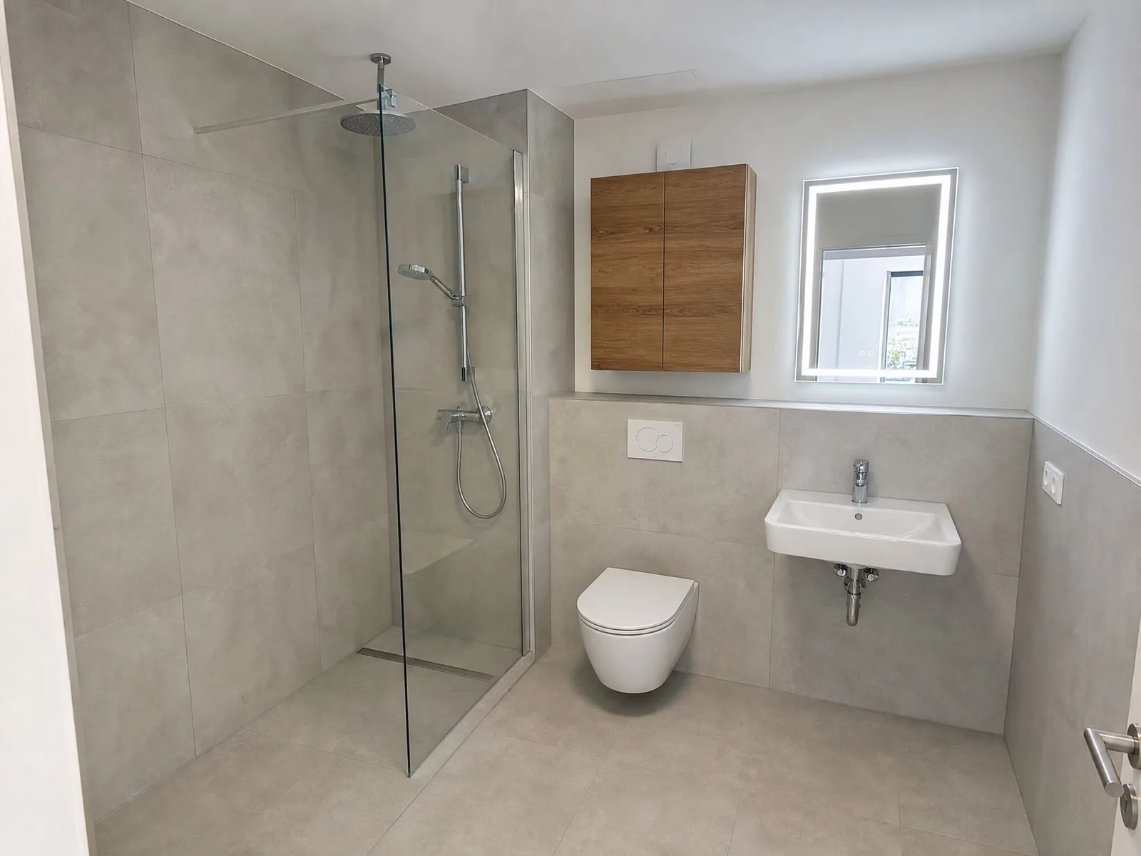Duschbad in Grau mit bodengleicher Dusche