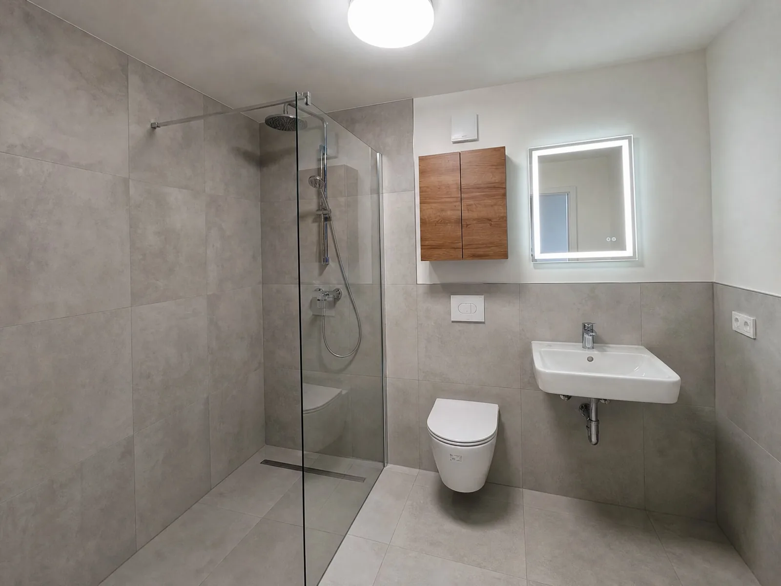 Helles Duschbad mit bodengleicher Dusche