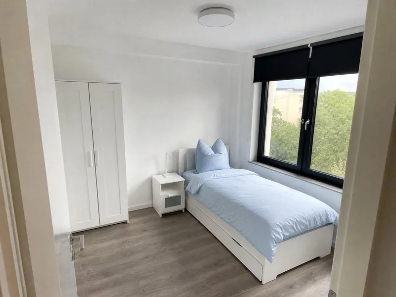 Zweibettzimmer mit zwei Einzelbetten nebeneinander