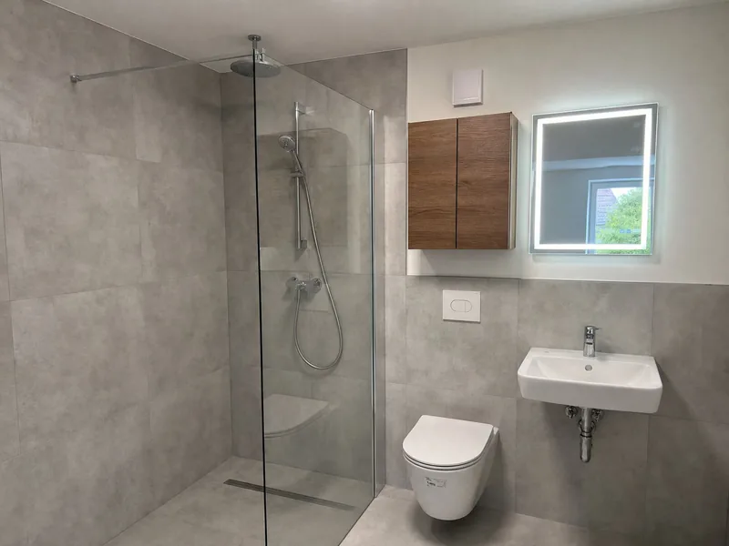 Duschbad mit Regendusche und Spiegelschrank