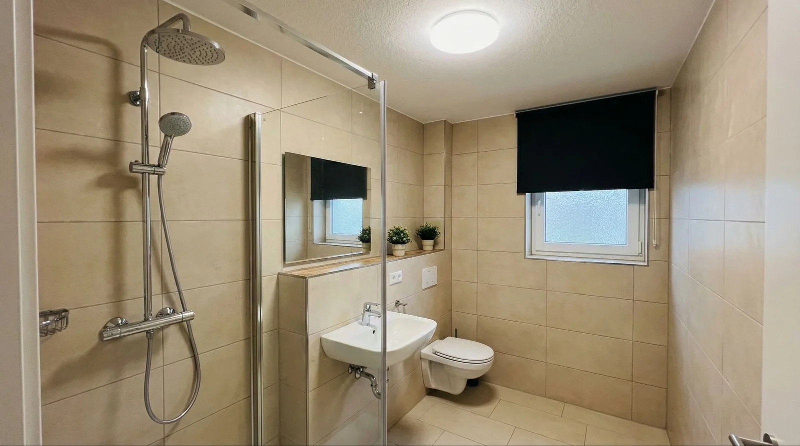 Bad mit Dusche, WC und Waschbecken