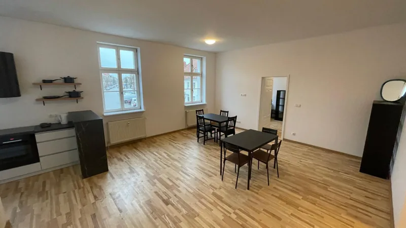 Wohnraum mit Esstisch und vier Stühlen