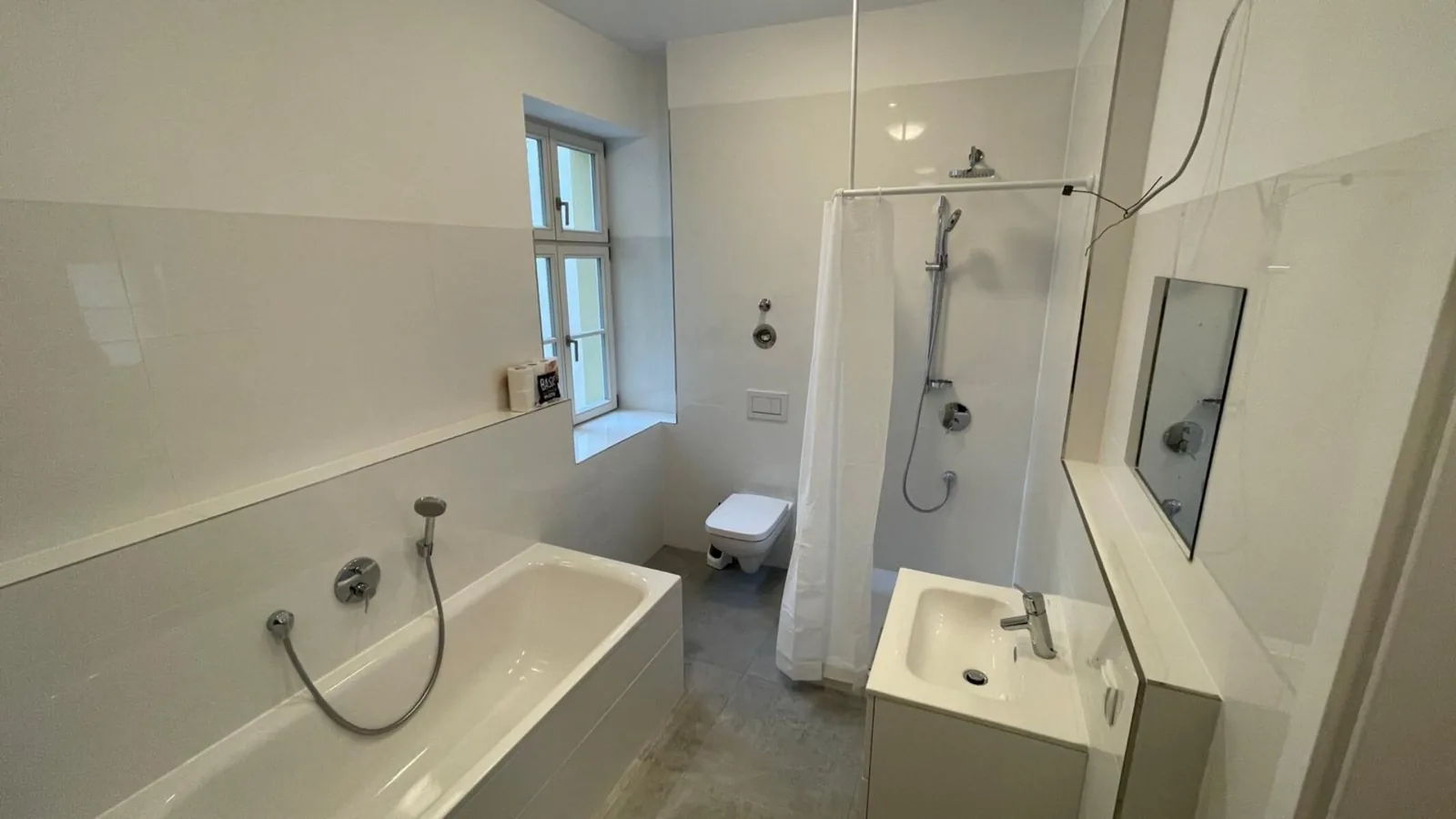 Bad mit Badewanne, Dusche und WC