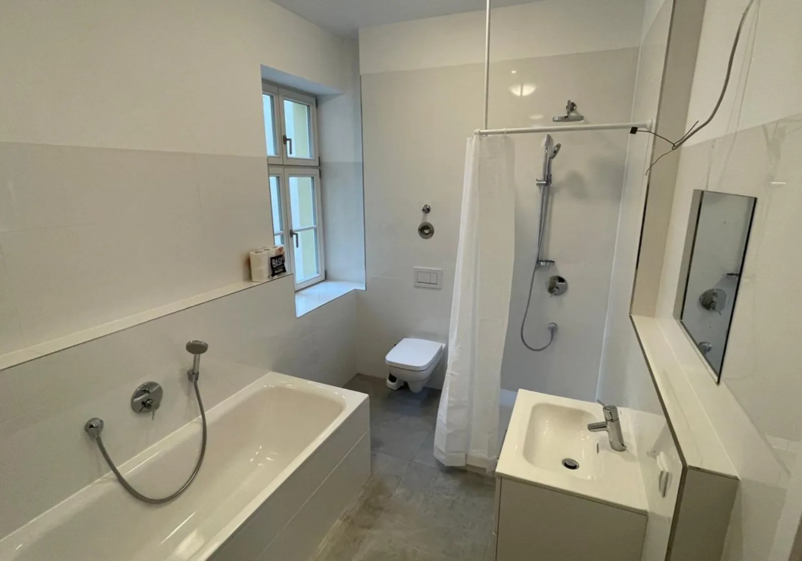 Bad mit Wanne, Dusche und Waschbecken